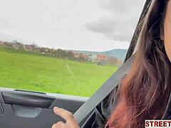 Η πόρνη που κάνει ωτοστόπ παίρνει το μουνί της γαμημένο σε ένα καπό αυτοκινήτου