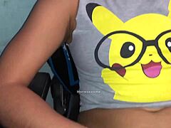 Una chica con camisa de Pikachu usa un vibrador para humedecer su vagina