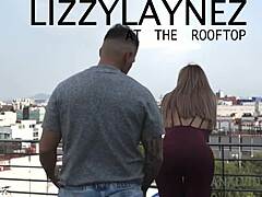 Intenzivno srečanje na strehi z Lizzy Laynez v spodnjem perilu