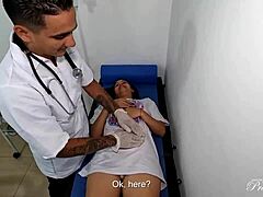 Lia Ponce får sin anala lust tillfredsställd av en läkare