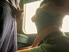 Európske dievča od vedľa sa oddáva riskantnému honeniu vo vlaku