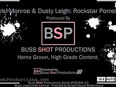 Video muzik panas Dusty Leighs dengan Kelsi Monroe - pengalaman POV yang tegar