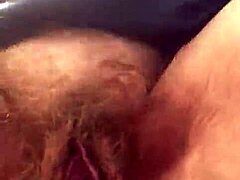 Femme Allemande âgée révèle sa chatte non rasée