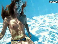 إيفي رينز الموهبة الطبيعية للسباحة عرضت في إعداد في الهواء الطلق