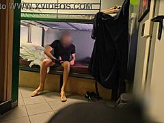 Жители европейского общежития наслаждаются душевой мастурбацией