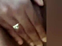 Homem africano se masturba no chuveiro e manda vídeo para o parceiro