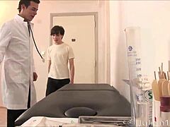 Un medic gay care examinează un pacient se transformă într-o întâlnire fierbinte