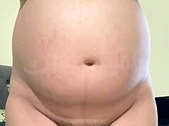 Opphisset arabisk ektefelle med store naturlige bryster og trimmet vagina søker en partner for intimitet