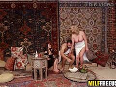 Na Valentinovo Afrodita uživa s svojimi služkinjami v vročem srečanju, ki vključuje pohotno blond MILF in trojček