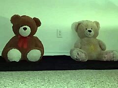 Kolme karhua erilaisilla ihosävyillä nauttivat karvaisesta kolmiosta lelujen kanssa