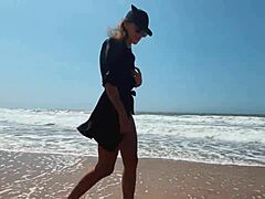 Fellation POV captivante d'une belle jeune fille portant un chapeau sur une plage nue isolée, avec fétichisme des pieds et jouets sexuels
