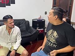Fiatal latin férfi interjúja forró szexuális találkozássá válik a főnökével