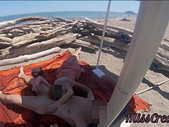 Europejski nauczyciel pokazuje swoje nagie ciało na plaży dla przyjemności woyeurów w miejscu publicznym