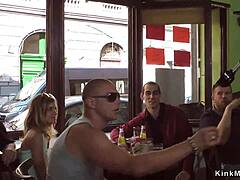 Mulher europeia recebe gozada facial em público em um ambiente de bar