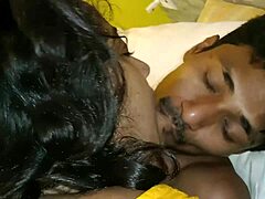Красивата индийска съпруга се целува страстно и има интензивен секс в автобус