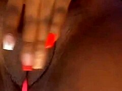 Adolescente jamaicana com físico musculoso mostra seus lábios de buceta melados