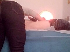 Čínský masážní terapeut středního věku dává ruční práci a dostává sperma