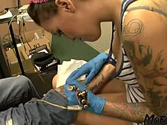 Amatérske páry domáce sex video s tetovacou umelkyňou brunetkou