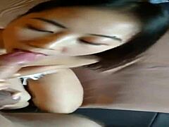 Kiinalainen tyttöystävä antaa syvän kurkun suihinoton ja saa kasvoilleen spermalastin