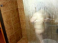 אמא עם חזה ענק נהנית מסקס במקלחת עם המאהב שלה