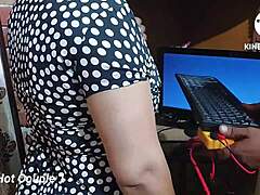 Аматьорски техник ремонтира компютъра и чука гореща индийска дама в домашно видео
