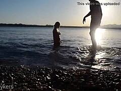 Coppia voyeuristica guarda gli amanti impegnarsi in un incontro intimo in spiaggia