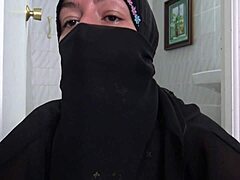 Una mujer musulmana se involucra en actividades sexuales intensas y poco convencionales con un hombre francés sexualmente desviado