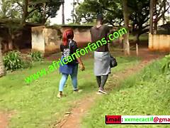 Afrikanske turister engagerer sig i offentlig sex med en lokal kvinde i en park under African Cup of Nations i Cameroun