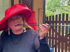 Sultry Augusta hengiver sig til offentlig rygning med en provokerende cigaretholder