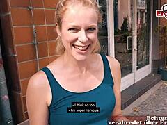 Niemiecka blondynka z tatuażami zostaje ruchana na ulicy