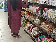 Ινδική νοικοκυρά παίρνει κρέμα από τον θετό της γιο μετά από ταξίδι στο εμπορικό κέντρο