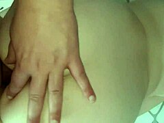 Éjaculation POV dans une scène de baise anale poilue avec de gros seins et un couple amateur