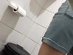 Camera nascosta cattura sesso da dilettante in bagno